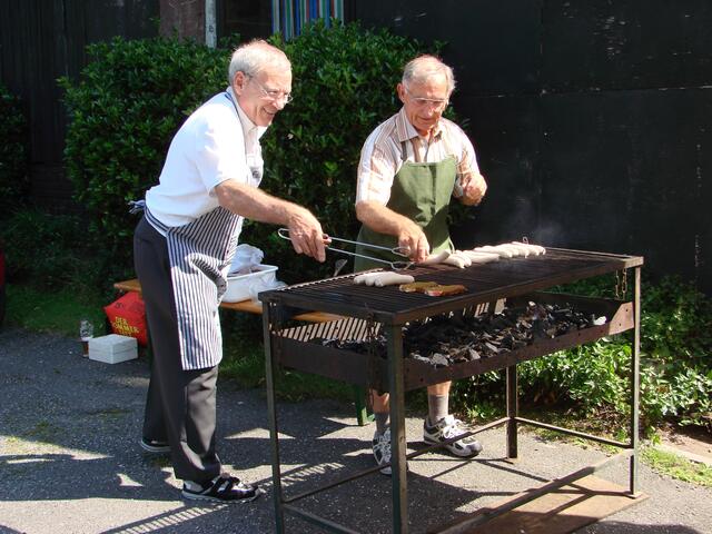 ...das traditionelle jährliche Grillfest, links Reinhold Neumann und Ekhard Klipp rechts...
