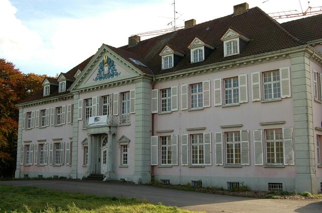 Schloss Laach, Straßenansicht