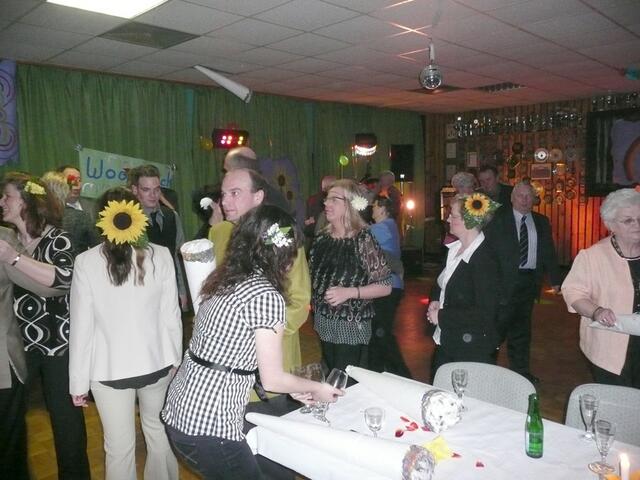 ...unsere Damen mit Blumen im Haar...