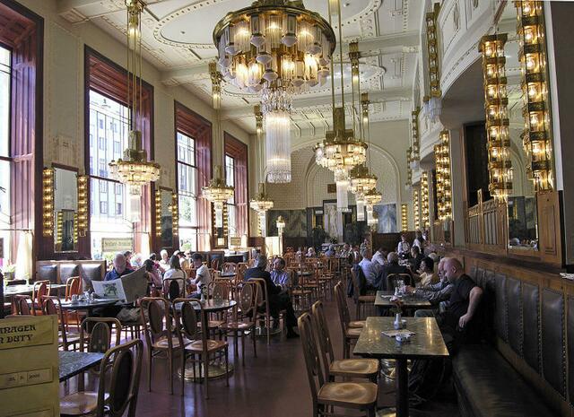 Er sehnt sich nach den Kaffeehäusern, wo er die Weltpresse lesen konnte. Das Kaffehaus im Gemeindehaus. Direkt neben dem Pulverturm auf dem Namesti Republiki
