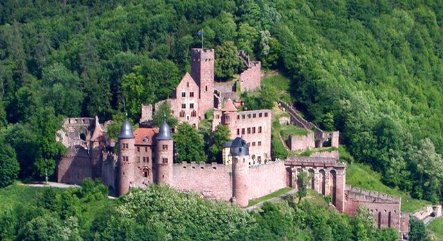 Im 12. Jahrhundert begannen die Grafen von Wertheim mit dem Bau der mächtigen Höhenburg, die selbst als Ruine noch sehr eindrucksvoll ist. | Foto: http://commons.wikimedia.org/wiki/File:Burg_Wertheim.jpg
