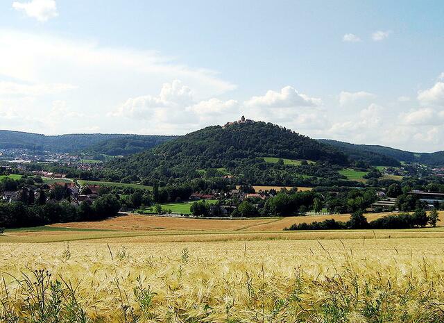 Wir fahren jetzt zur Burg Breuberg hoch, wo wir eine Führung haben. Die Burg grüßt von einer kugelförmigen Kuppe aus rotem Sandstein und liegt in einer Schleife der Mümling. In dem Ort links wohnt meine Cousine. | Foto: http://commons.wikimedia.org/wiki/File:Burg_Breuberg_-_Breuberg_Odenwald.jpg