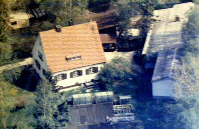 Teebauer Walter Pfaffinger in seinem Garten 1973, rechts die Tee Trocknungshalle