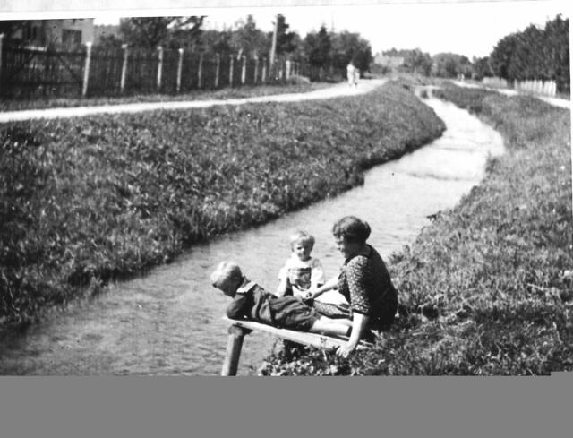 Walter Pfaffinger 1927, mit seiner Mutter Henritte am Starzelbach