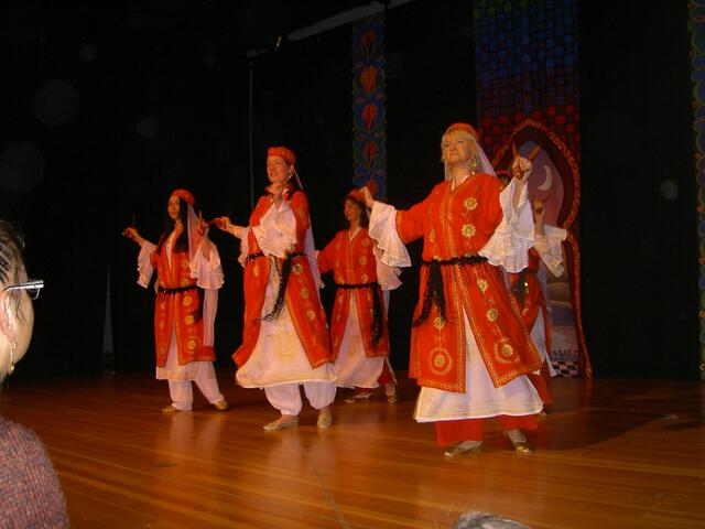 Gruppe KussKuss mit einem Türkischen Löffeltanz