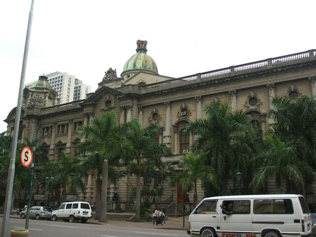 Rathaus Durban mit illegalem Sammeltaxi (rechts)
