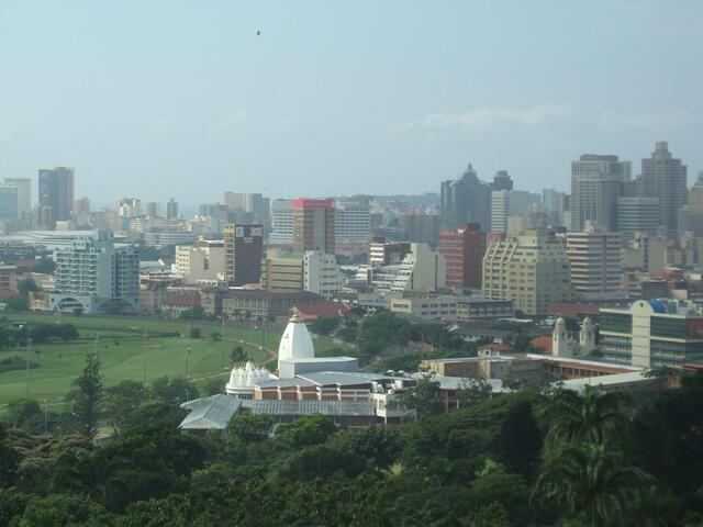 Durban von oben, im Vordergrund ein Tempel der Bahai