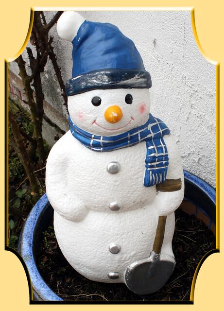 Ich habe selbst noch einen Schneemann aus Plaste zu Hause. Ob ich ihn ebenfalls im Lauinger Auwald aufhängen darf, oder muß man da Mitglied der Schneemannaufhänger-Gilde sein?