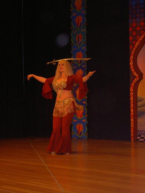 Suhana mit einem Schwertertanz