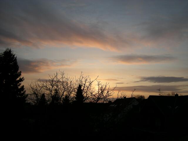 Die Sonne ist weg, ihr Licht strahlt.
