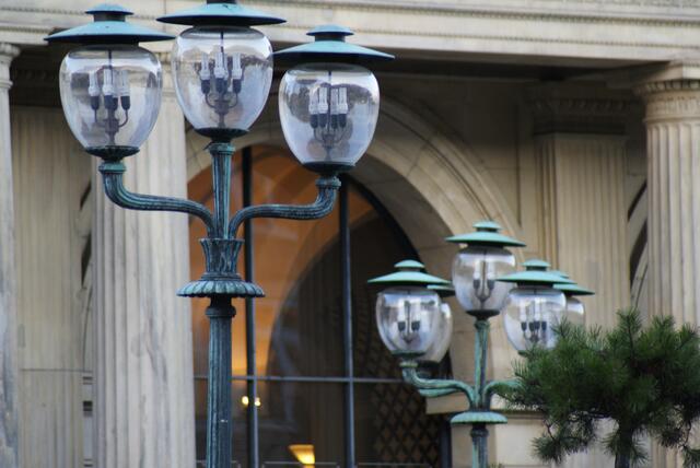 Stilvolle Kandelaber vor dem Opernhaus