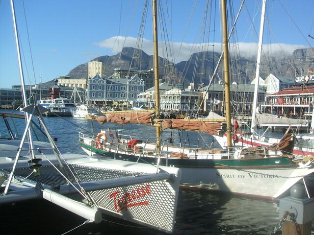 Hafen von Kapstadt. Im Hintergrund das Tafeltuch auf den Bergen