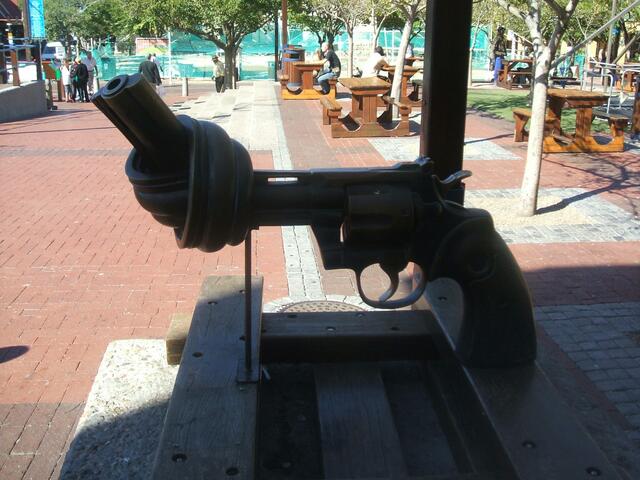 "Give peace a chance" (John Lennon)