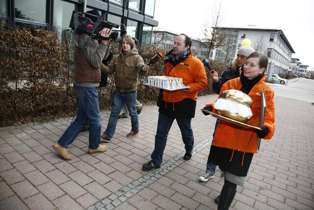 Kurz vor der Preisübergabe (im Hintergrund die Polizei?)