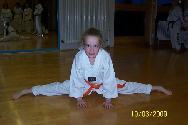 Michaela Kinzer mit Spagat