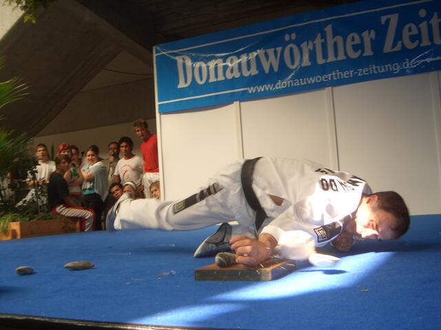 Großmeister Kocaman Ali zertrümmert einen Flusskieselstein (Innenhandkante)