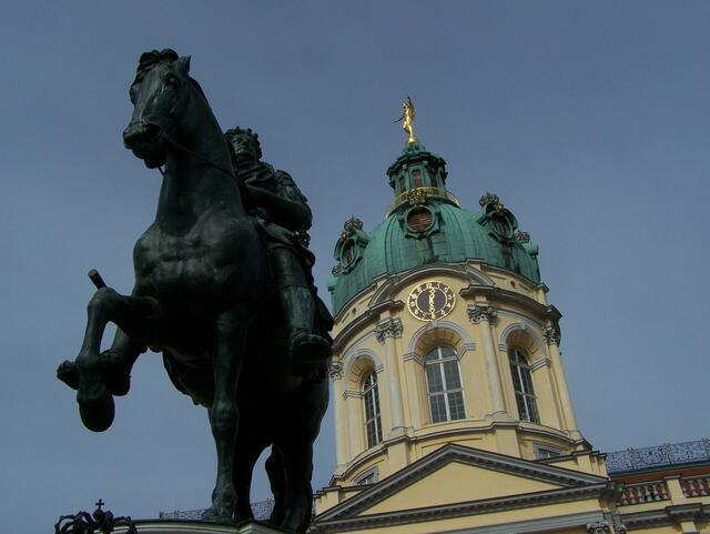 Denkmal im Innenhof
