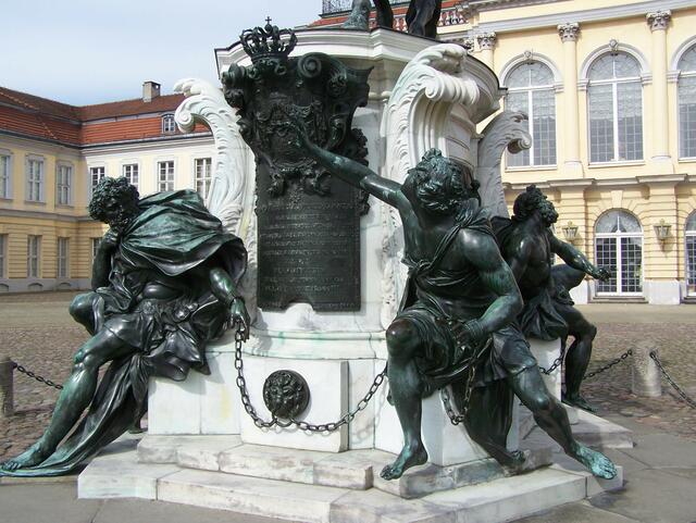 Denkmal im Innenhof