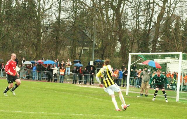 Anstatt zu schießen, flankt Arnheims Lasse Nillson den Ball!