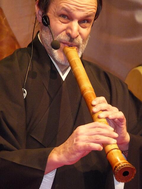 Jim Franklin spielt auf einer japanischen Bambusflöte - Shakuhachi