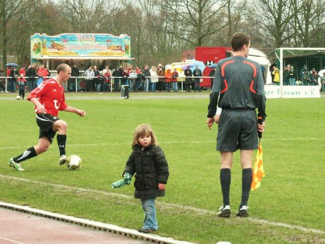 Hermann spielt den Ball sicher!