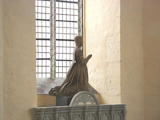 Sarkophag und Skulptur von Clara von Lauenburg