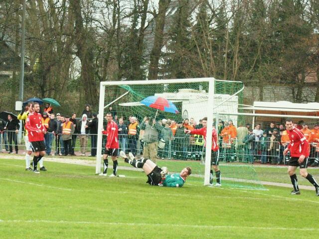 Morten Jensen wehrt die Ecke unsicher ins Aus ab.