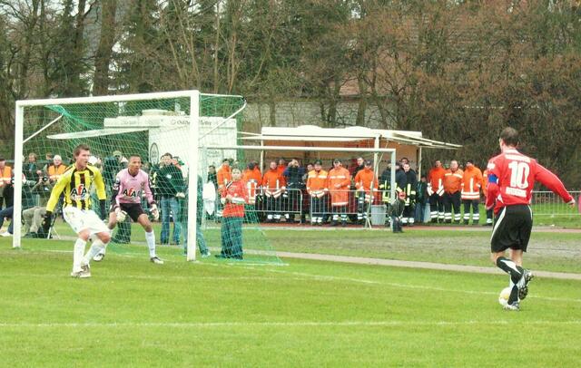 Die Flanke von Bruggink wird keinen Mitspieler erreichen!