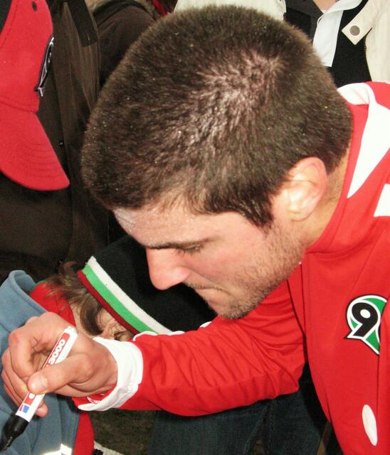 Zizzo gibt Autogramm!