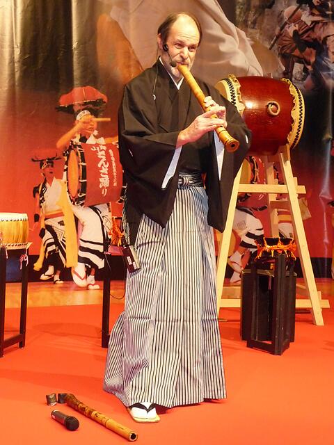Jim Franklin spielt auf einer japanischen Bambusflöte - Shakuhachi