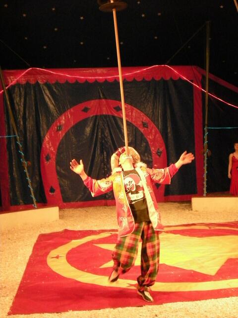 Clown jongliert