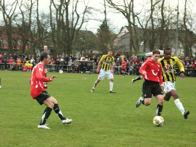 Pass in den Lauf von Pinto auf Krebs.