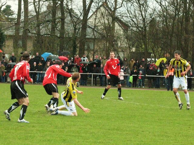 Grätsche gegen Pinto!