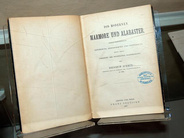 Lehrbuch "Marmore und Alabaster" - ausgestellt in der Schlosskapelle