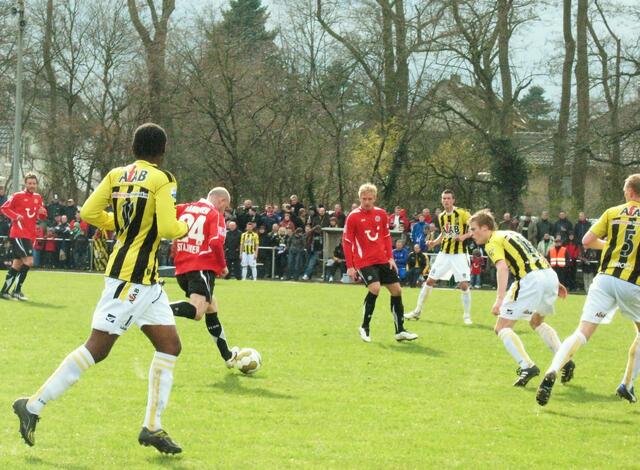 Der starke Stajner dribbelt die Vitesse-Abwehr durcheinander!