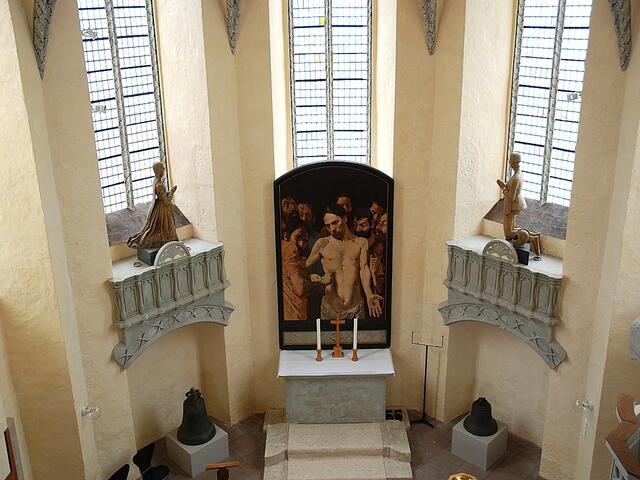 Blick auf den Altar in der Schlosskapelle. Rechts steht der Sarkophag mit dem Leichnam Herzog Franz und links der von seiner Ehefrau Clara. Dieser Sarkophag ist allerdings leer, da Clara nicht hier in Gifhorn gestorben ist.