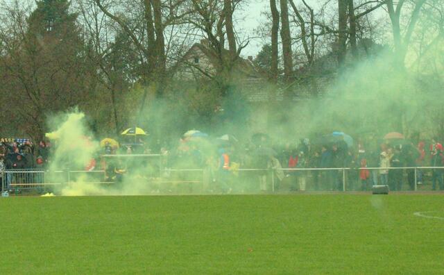 Vitesse-Fans zünden bengalisches Feuer!
