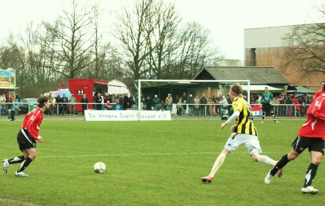 Der starke Krebs erreicht den Ball vor Lasse Nilsson!