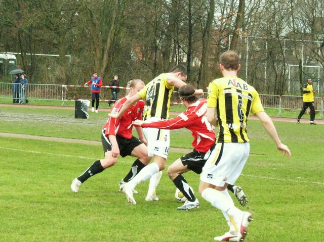 Kampf um den Ball zwischen Herrmann, Krebs und Jenner!