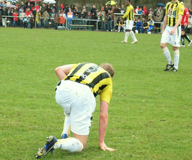 Verletzung bei Jereon Drost nach einem Foul von Hanke!