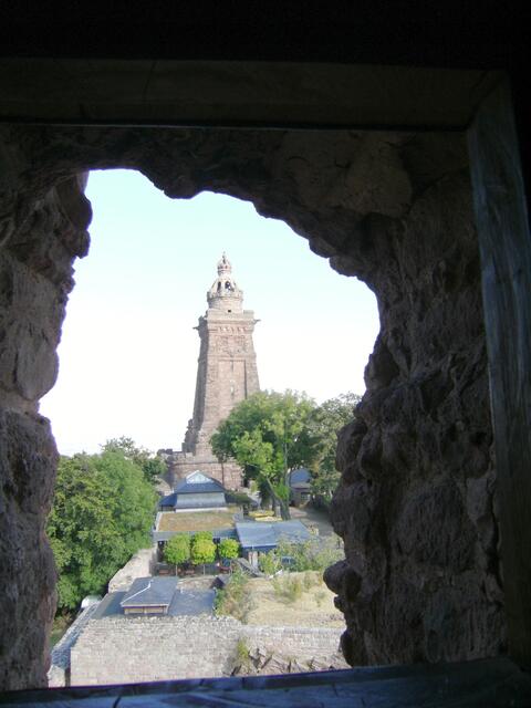 Blick von der Oberburg zum Denkmal