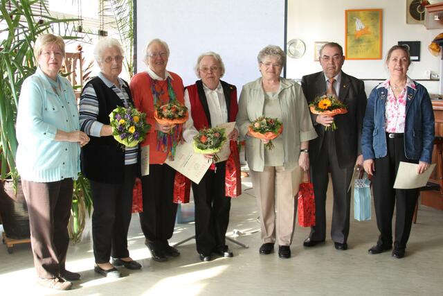 Ehrung für 25 Jahre Mitgliedschaft: Brigitte Thomas (1. Kreisvorsitzende), Waltraut Döbeler, Erna Hattendorf, Rosemarie Herrmann, Renate und Werner Nolle, Brunhild Osterwald (Ortsverbandsvorsitzende)