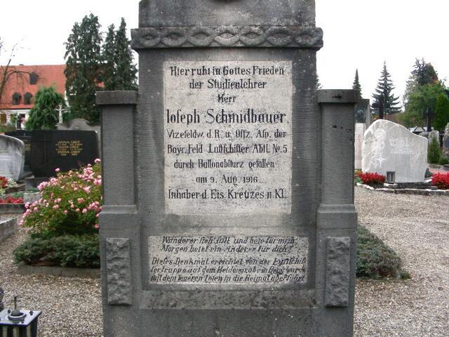Kriegsgrab im Friedhof