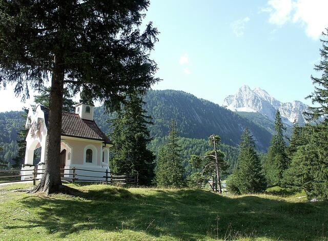 Die Kapelle liegt in wunderschöner Landschaft