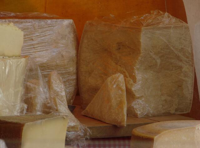 ..rechts der uralte Gouda, der nur noch bröselt....aber soll Delikatesse sein...