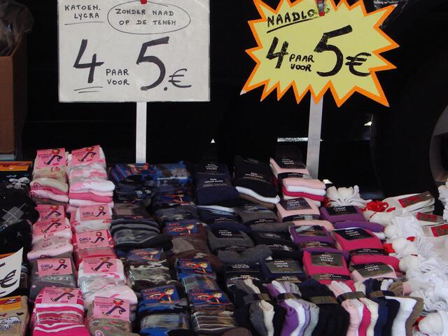 ..damit wir ja keine kalten Füße bekommen..und soooo preiswert! Fast hinterher geworfen....