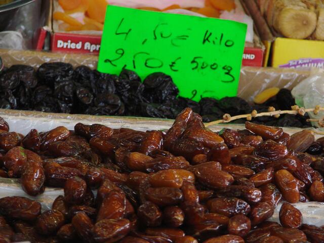 Datteln in "normaler" Größe 4 &#8364; das Kilo