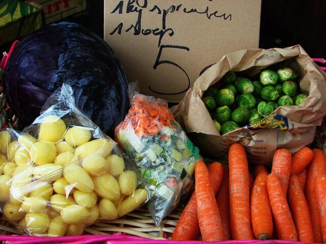 ...und hier das Angebot für die ganz  "Faulen" , Kartoffeln geschält, Gemüse geputzt und klein geschnitten......