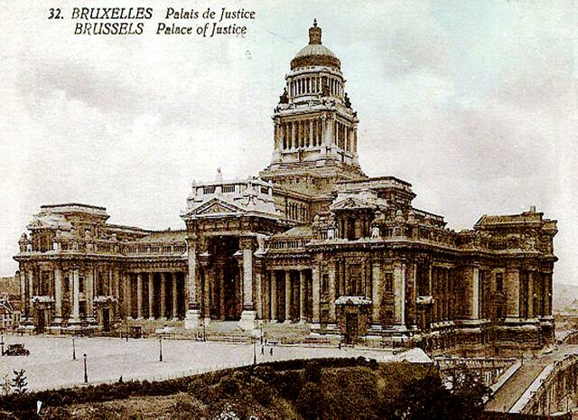 Das Riesen-Bauwerk steht auf einem Hügel. Es wurde 1866 – 1883 im griechisch-römischen Stil mit einer 104 m hohen Kuppel an der Stelle errichtet, wo früher der Galgen von Brüssel stand. Das Gebäude enthält acht Höfe, 27 Gerichtssäle und 245 kleinere | Foto: http://commons.wikimedia.org/wiki/File:Palace_of_Justice_postcard.jpg
