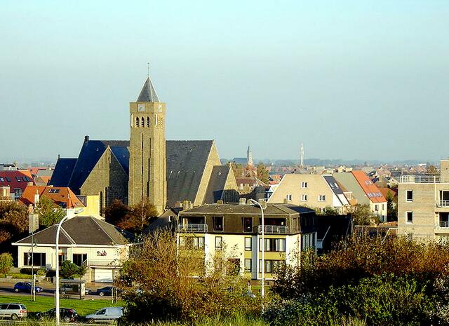 Bredene, das vor allem wegen seinem Strand und den Dünen ein sehr beliebter Urlaubsort ist. An manchen Stellen ist der Sandstrand sogar 300 bis 400 Meter breit. | Foto: LimoWreck - http://commons.wikimedia.org/wiki/File:Bredene_-_Skyline_1.jpg
